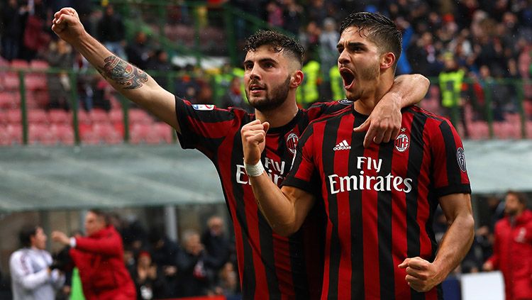 Patrick Cutrone (kiri) meluapkan kegembiraannya usai AC Milan berhasil membobol gawang lawan. Copyright: © Getty Images