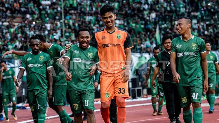 Para pemain Persebaya Surabaya usai laga pershabatan melawan tim Malaysia. Copyright: © Fitra Herdian/INDOSPORT