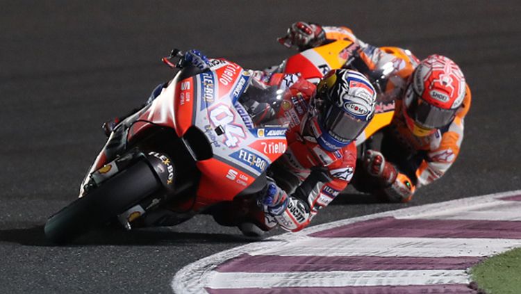 Andrea Dovizioso berhasil berada di depan pembalab asal Spanyol Marc Marquez. Copyright: © Getty Images