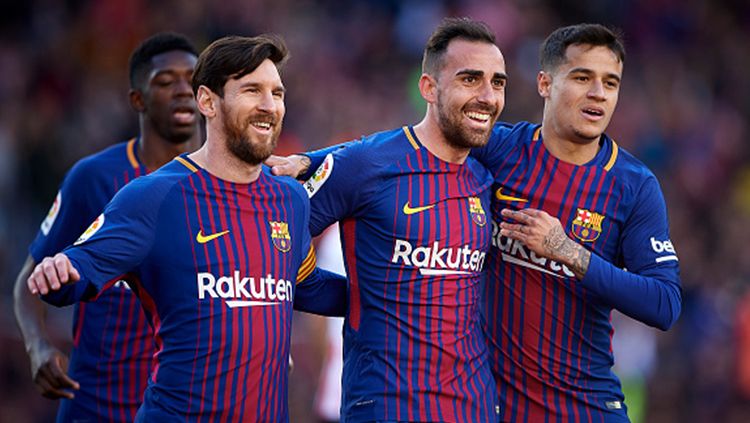 Paco Alcácer (tengah) selebarasi bersama Messi dan Coutinho usai mencetak gol pertama Barcelona. Copyright: © Getty Images