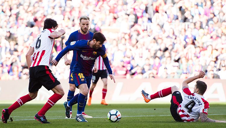 Lionel Messi (tengah) dikepung oleh para pemain Athletic Bilbao. Copyright: © Getty Images