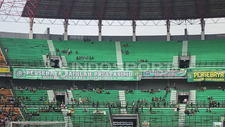 Gelora Bung Tomo terlihat sepi saat pertandingan Persebaya Surabaya melawan tim Malaysia. Copyright: © Fitra Herdian/INDOSPORT