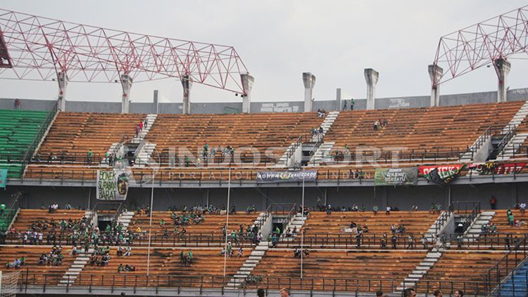 Gelora Bung Tomo terlihat sepi saat pertandingan Persebaya Surabaya melawan tim Malaysia. Copyright: © Fitra Herdian/INDOSPORT