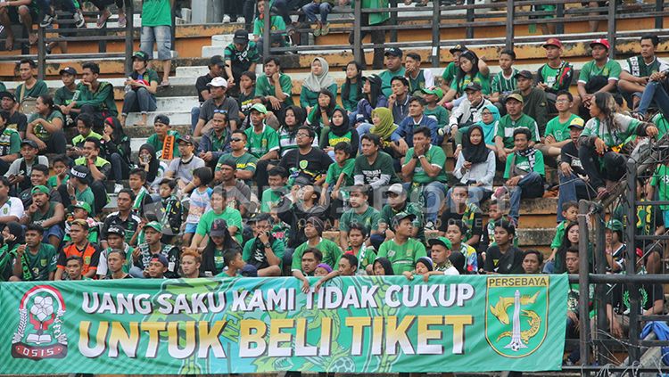 Bonek membentangkan banner tentang mahalnya harga tiket Persebaya Surabaya. Copyright: © Fitra Herdian/INDOSPORT