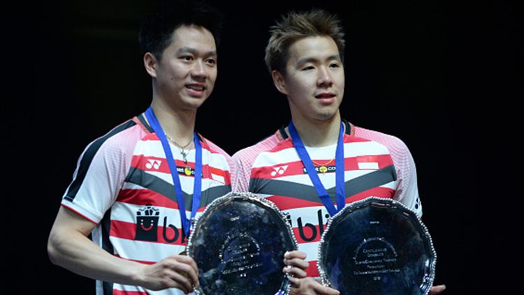 Pasangan andalan Indonesia Kevin/Marcus saat naik di podium usai juara di All England 2018. Copyright: © INDOSPORT