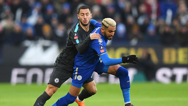 Riyad Mahrez (depan) dijaga ketat oleh Eden Hazard. Copyright: © Getty Images