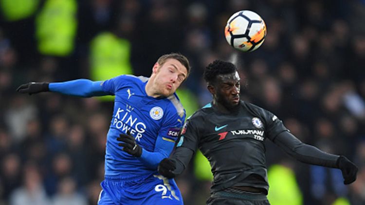 Jemie Vardy (kiri) berduel di udara dengan Tiémoué Bakayoko. Copyright: © Getty Images