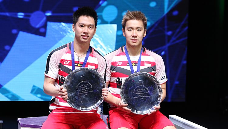 Kevin Sanjaya dan Marcus Gideon usai menerima Trophy All England  2018. Copyright: © Humas PBSI