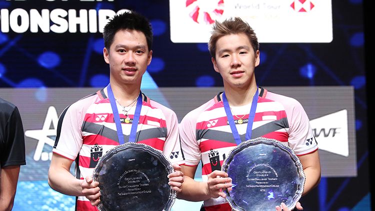 Marcus Fernaldi Gideon/Kevin Sanjaya Sukamuljo saat menerima Trophy juara All England 2018. Copyright: © Humas PBSI