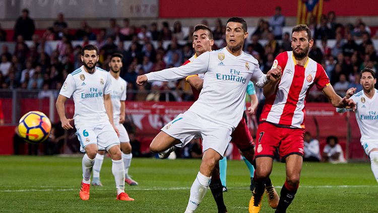 Cristiano Ronaldo mencoba menendang bola memanfaatkan umpan dari rekan satu timnya. Copyright: © Getty Images