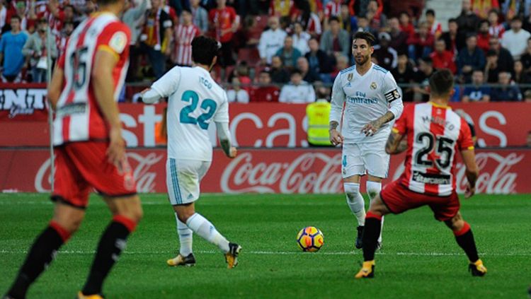 Sergio Ramos sedang menggiring bola. Copyright: © Getty Images
