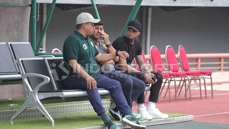 Manajer persebaya Chairul Basalamah, Alfredo Vera dan agen pemain Antonio Teles, saat berbincang-bincang. Copyright: © Fitra Herdian/INDOSPORT