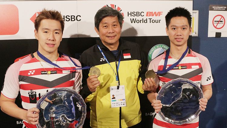 Herry Iman Pierngadi selaku pelatih ganda putra PBSI memberikan wejangan khusus kepada Kevin Sanjaya/Marcus Fernaldi Gideon untuk menikmati setiap pertandingan Copyright: © PBSI