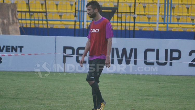 Manuchekhr Dzhalilov, pemain SFC yang mesti absen di laga perdana Liga 1 karena membela timnasnya. Copyright: © Muhammad Effendi/INDOSPORT