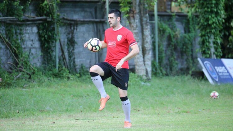 Milos Krkotic jalani latihan bersama Bali United. Copyright: © Bali United