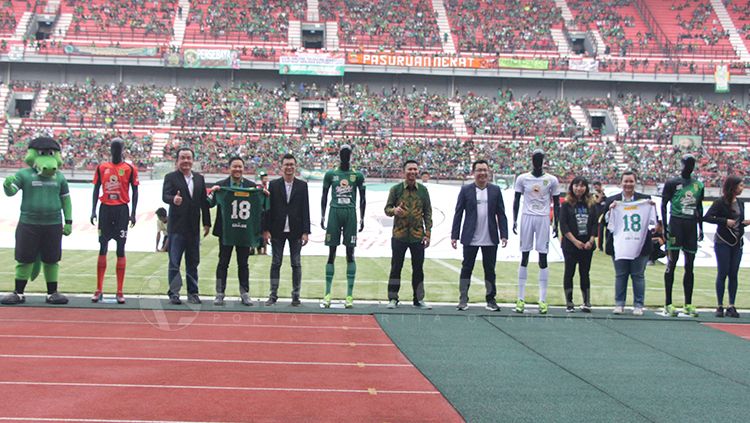 Partner Persebaya saat launching jersey anyar mereka. Copyright: © Fitra Herdian/INDOSPORT