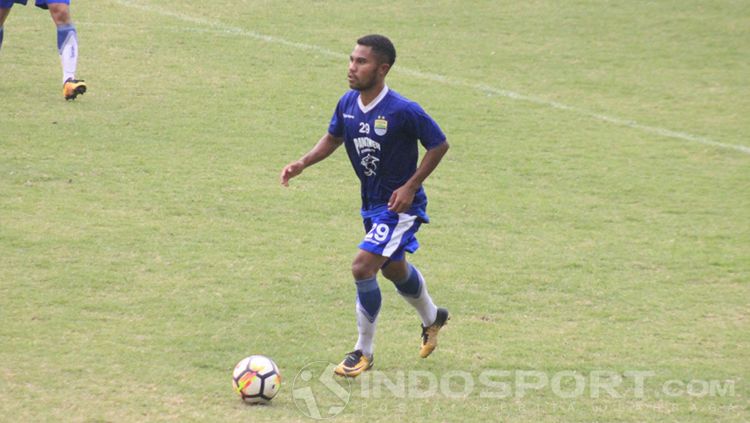 Idrus pemain Persib Bandung. Copyright: © INDOSPORT/Arif Rahman