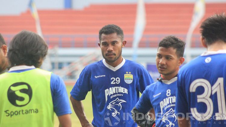 Ardi Idrus (tengah), pemain Persib Bandung. Copyright: © INDOSPORT/Arif Rahman
