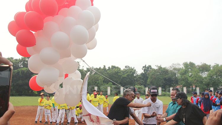Ketua Perbabsi, Andika Monoarfa dan jajaran lainnya akan melepas balon ke udara. Copyright: © Fitra herdian/INDOSPORT