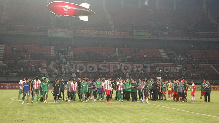 Tim Persebaya Surabaya usai pertandingan. Copyright: © Fitra herdian/INDOSPORT