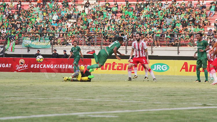 Situasi pertandingan Persebaya Surabaya melawan Sarawak FA. Copyright: © Fitra herdian/INDOSPORT