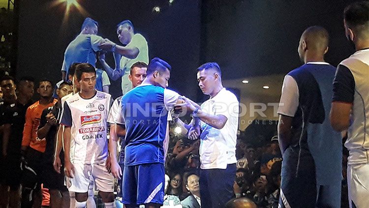 Penyematan ban kapten kepada Dendi Santoso. Copyright: © Ian Setiawan/INDOSPORT