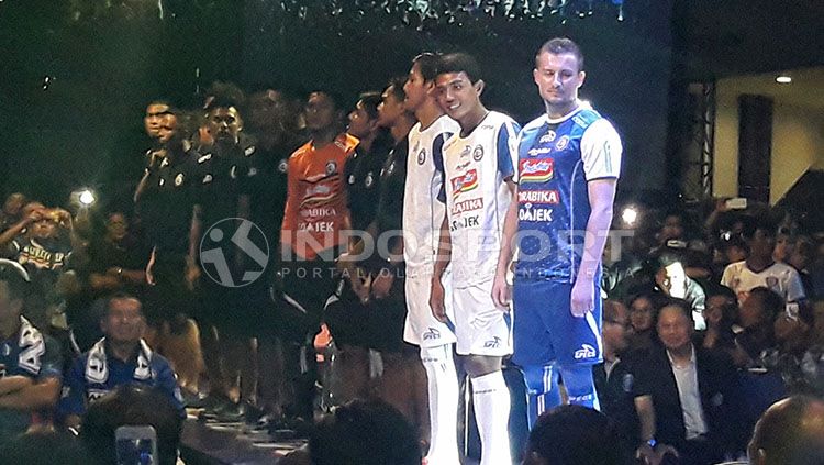 Balsa Bozovic dan pemain lainnya berjejer dengan Jersey baru Copyright: © Ian Setiawan/INDOSPORT