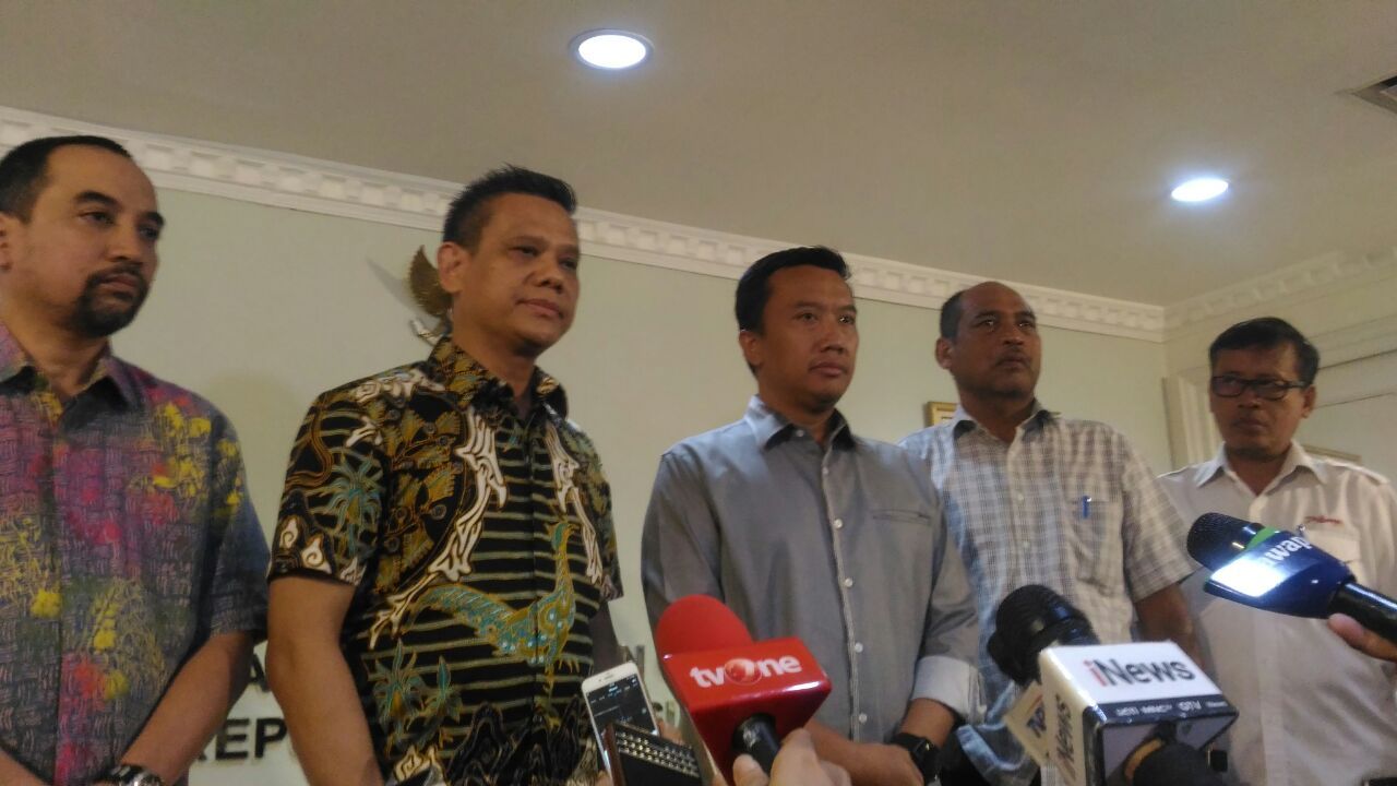 Direktur Utama PT LIB, Berlinton Siahaan (dua dari kiri) dan Menpora, Imam Nahrawi (dua dari kanan). Copyright: © Zainal Hasan/INDOSPORT
