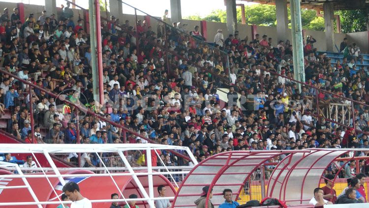 Fans PSM Makassar yang datang untuk melihat Ferdinand Sinaga latihan. Copyright: © Reno Firhad Rinaldi/INDOSPORT