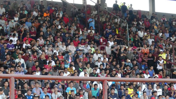 Fans PSM Makassar yang datang untuk melihat Ferdinand Sinaga latihan. Copyright: © Reno Firhad Rinaldi/INDOSPORT