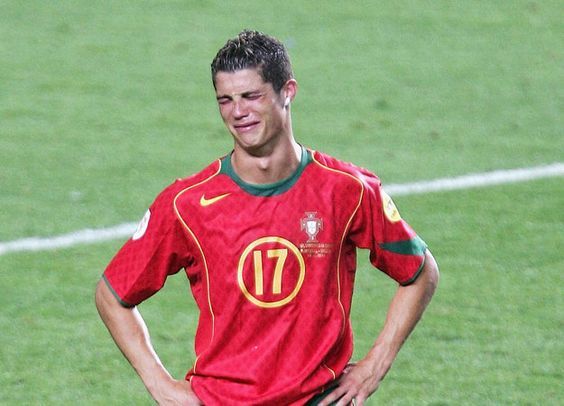 Cristiano Ronaldo menangis usai gagal meraih juara Piala Eropa 2004 Copyright: © Pinterest