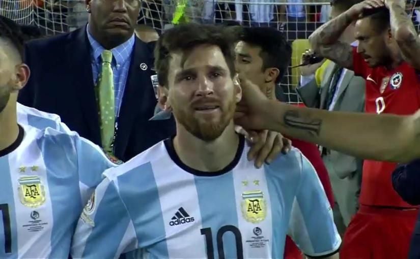 Lionel Messi usai dikalahkan Chile di final Copa America 2016. Copyright: © viralvideos.gr