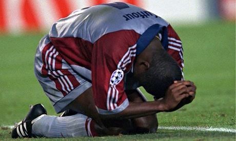 Samuel Kuffour tertunduk usai klubnya, Bayern Munchen, gagal di final Liga Champions musim 1998/1999 Copyright: © The Guardian