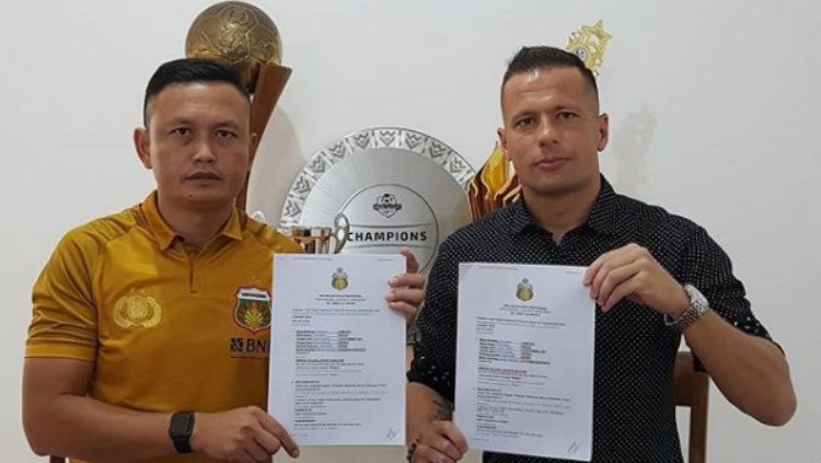 Penyerang baru Bhayangkara FC, Nikola Komazec (kanan). Copyright: © Instagram/@nikolakomazec_11