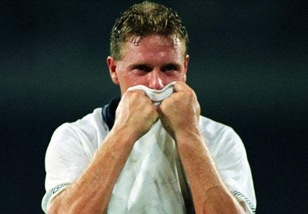 Paul Gascoigne menangis usai dikartu kuning di pertandingan semifinal Piala Dunia 1990 Copyright: © fourfourtwo