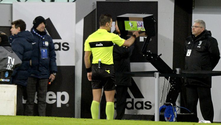 Wasit dan VAR Copyright: © Getty Images