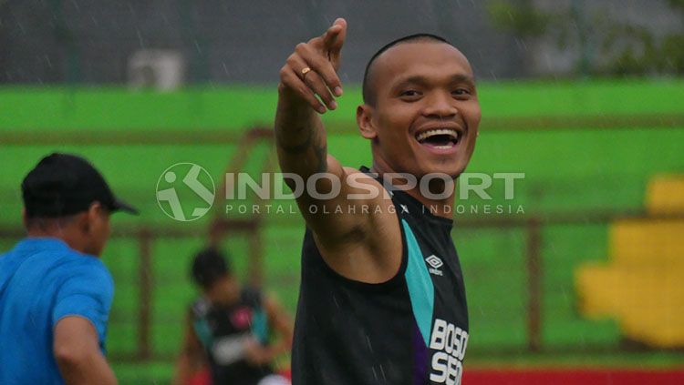 Ferdinand Sinaga mencetak gol di laga uji coba PSM Makassar vs PSM U-19. Copyright: © INDOSPORT/ Reno Firhad Rinaldi