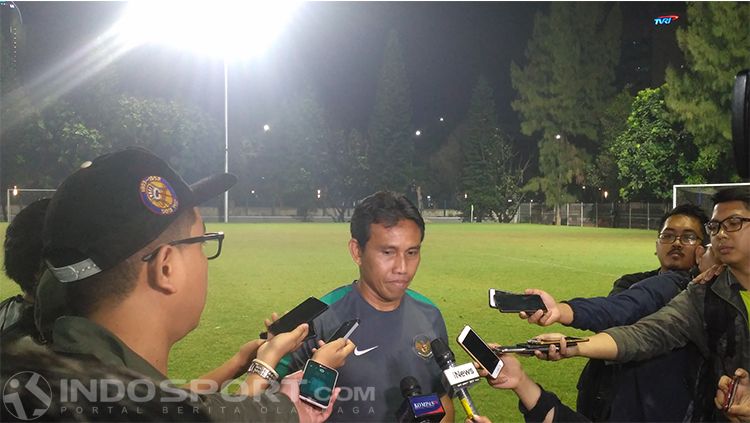 Para penggawa Timnas Indonesia U-19 tampak merepotkan kiper Bahrain, Yusuf Ahmed. Copyright: Â© Herry Ibrahim/INDOSPORT