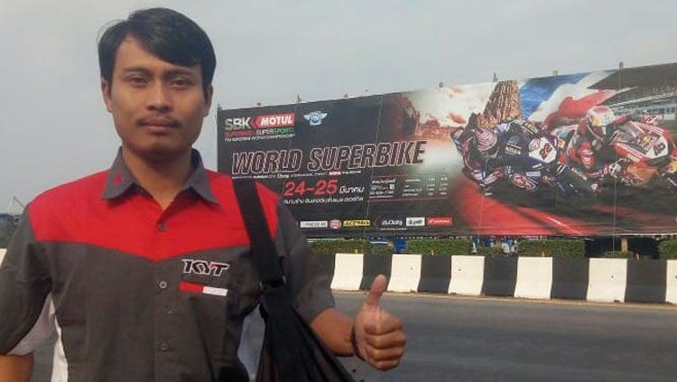 Nathania Mugiyono, orang Indonesia yang memperbaiki helm Andrea Dovizioso. Copyright: © Facebook Nathania Mugiyono