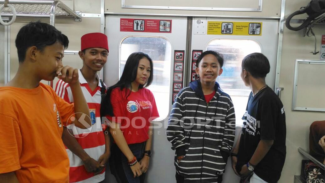 Romantisme Jakmania dan kereta api jelang kick off Liga 1. Copyright: © Petrus Manus Da'Yerimon/INDOSPORT