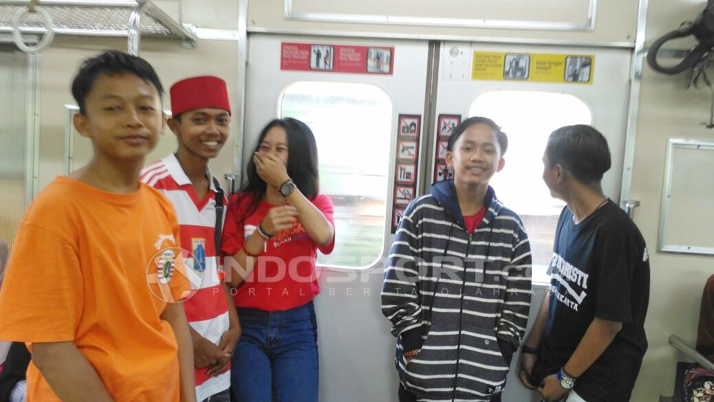 Romantisme Jakmania dan kereta api jelang kick off Liga 1. Copyright: © Petrus Manus Da'Yerimon/INDOSPORT