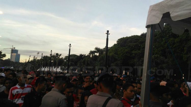 Suasana GBK jelang Bhayangkara FC vs Persija Copyright: © Petrus Manus Da'Yerimon/INDOSPORT