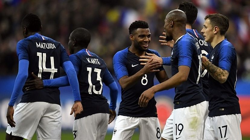 Skuat Prancis berhasil merayakan gol mereka ke Kolombia. Copyright: © INDOSPORT