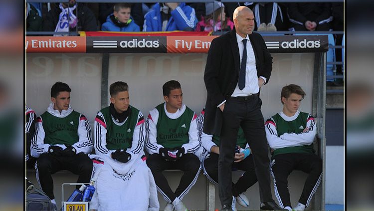 Zinedine Zidane saat masih melatih Real Madrid Castilla. Copyright: © INDOSPORT