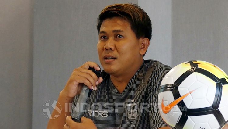 Asisten Pelatih PSIS Semarang, Dwi Setiawan dalam jumpa pers. Copyright: © Reno Firhad Rinaldi/INDOSPORT