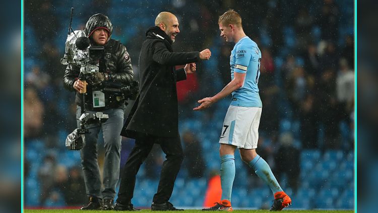 Pelatih Manchester City, Pep Guardiola (kiri) mengindikasikan dirinya takka mengistirahatkan Kevin De Bruyne di periode sibuk Liga Inggris. Copyright: © INDOSPORT