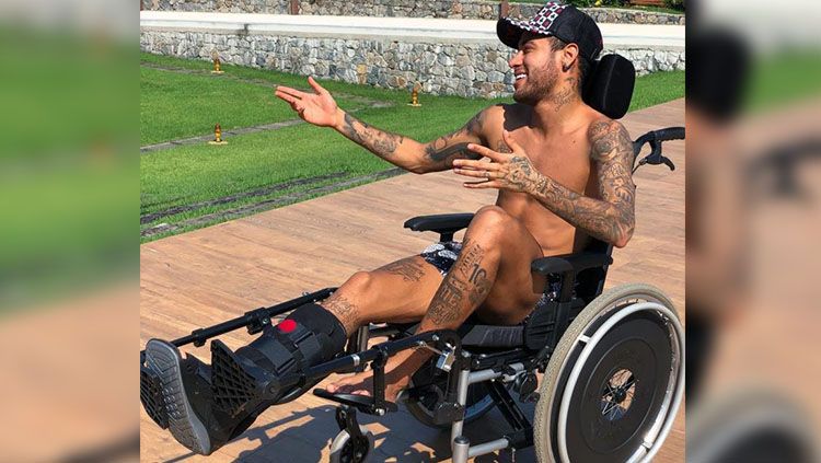 Ekspresi Neymar pasca sukses menjalani operasi metatarsal. Copyright: Â© Daily Mail