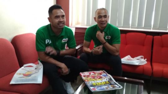 Ponaryo Astaman saat memberikan komentar kepada awak media. Copyright: Â© Wira Wahyu Utama/INDOSPORT