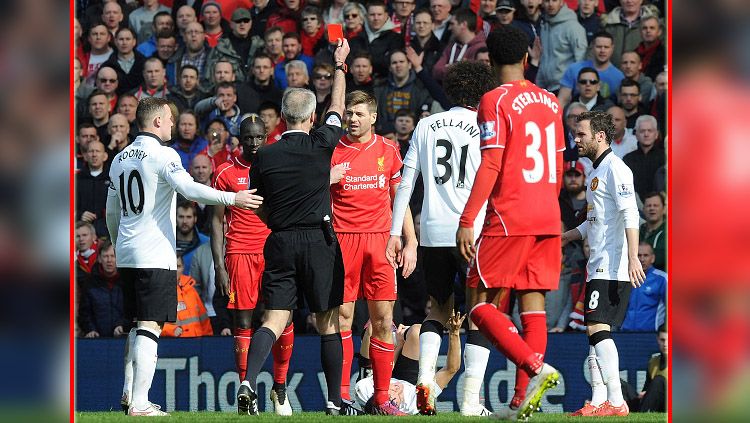 Steven Gerrard saat mendapat kartu merah melawan Man United. Copyright: © INDOSPORT
