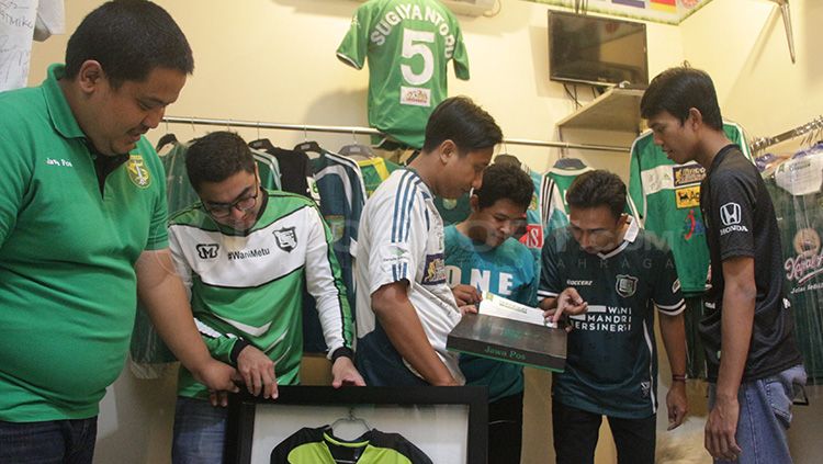 Surabaya Jersey Comunity sedang melihat koleksi dari masing-masing anggotanya. Copyright: © Fitra Herdian/INDOSPORT